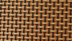 圖片只是示意圖，并不是真正的玻纖布，基本上由經(jīng)緯兩股材料交錯編織而成，經(jīng)緯的交錯間如果有空隙，就容易藏水分，所以一般會以透氣性來檢查其密合度。