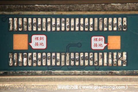 把板對板連接器全部移除，發(fā)現(xiàn)其下方板子共有兩個裸銅的方形設(shè)計(jì)。