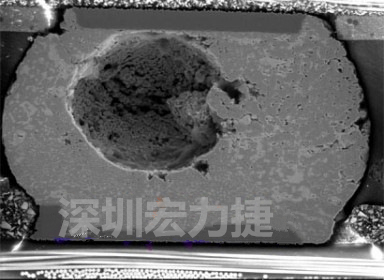 錫球氣泡大到足以影響到焊接的品質(zhì)，下圖是錫球切片后的剖面，可以很明顯看到氣泡已經(jīng)有錫球的 1/3 大了